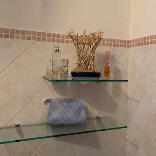 Mensola ad angolo trasparente con reggi mensola per bagno e cucina